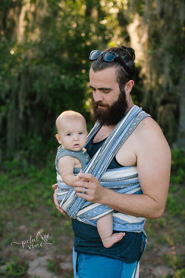 Papa et bébé à Ellevill envelopper pour l'été