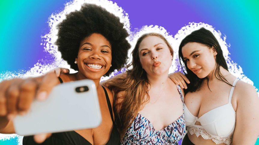 Trois amis vêtus de bikinis, souriants pour un selfie, décrivent comment rendre le magasinage de vêtements de bain moins stressant.