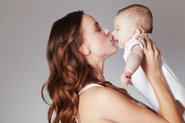 Mère embrassant bébé fille