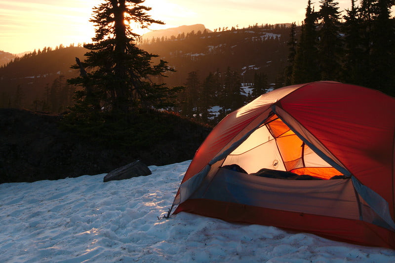 tente de camping d'hiver neige lever du soleil