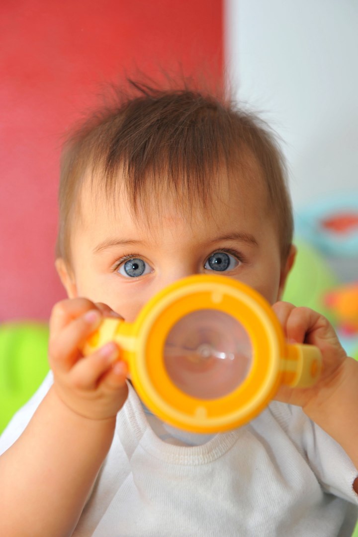 bébé avec gobelet
