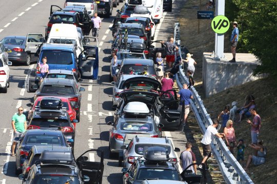 Les files d'attente pour l'Eurotunnel à Folkestone, dans le Kent, remontent vers l'autoroute M20. Les passagers des liaisons transmanche ont été avertis d'un retard pouvant aller jusqu'à cinq heures après la défaillance des climatiseurs dans les trains, alors que la température était rude. ASSOCIATION DE PRESSE Photo. Date de la photo: jeudi 26 juillet 2018. Voir le reportage de la météo WEATHER Hot Eurotunnel. Le crédit photo devrait se lire comme suit: Gareth Fuller / PA Wire