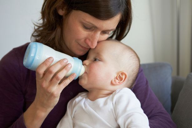 Bébé nourrit au biberon