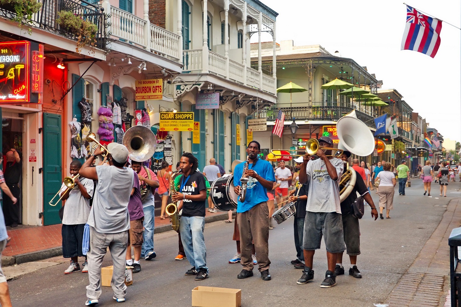 À la Nouvelle-Orléans, sur Bourbon St., le 7 août 2013, un groupe de jazz joue des mélodies de jazz dans la rue à la recherche de dons des touristes et des habitants qui passent pendant cette chaude soirée d'été