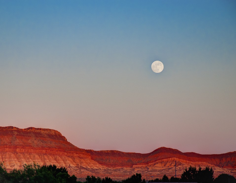 Pleine lune se levant sur les montagnes de St. George, Utah.