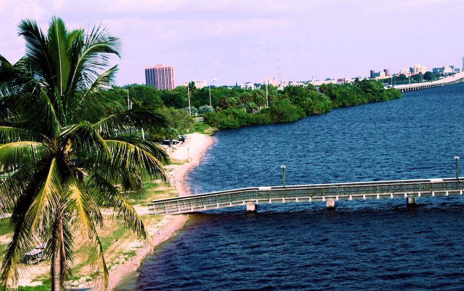 Rivière Caloosahatchee et pont.
