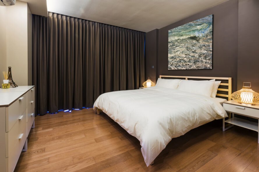 chambre sombre avec rideau d'occultation gris