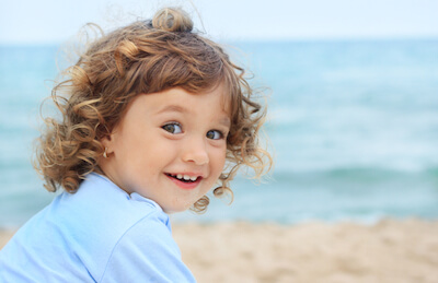 une petite fille souriante à la caméra