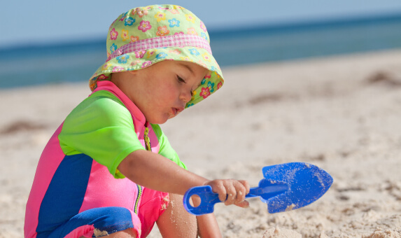 un enfant jouant dans le sable à la plage