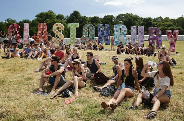 Festivaliers de Glastonbury, à Worthy Farm à Somerset