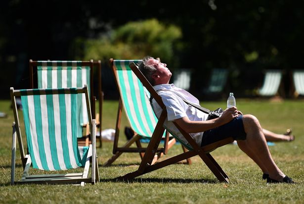 Un homme se repose dans une chaise longue au centre de Londres