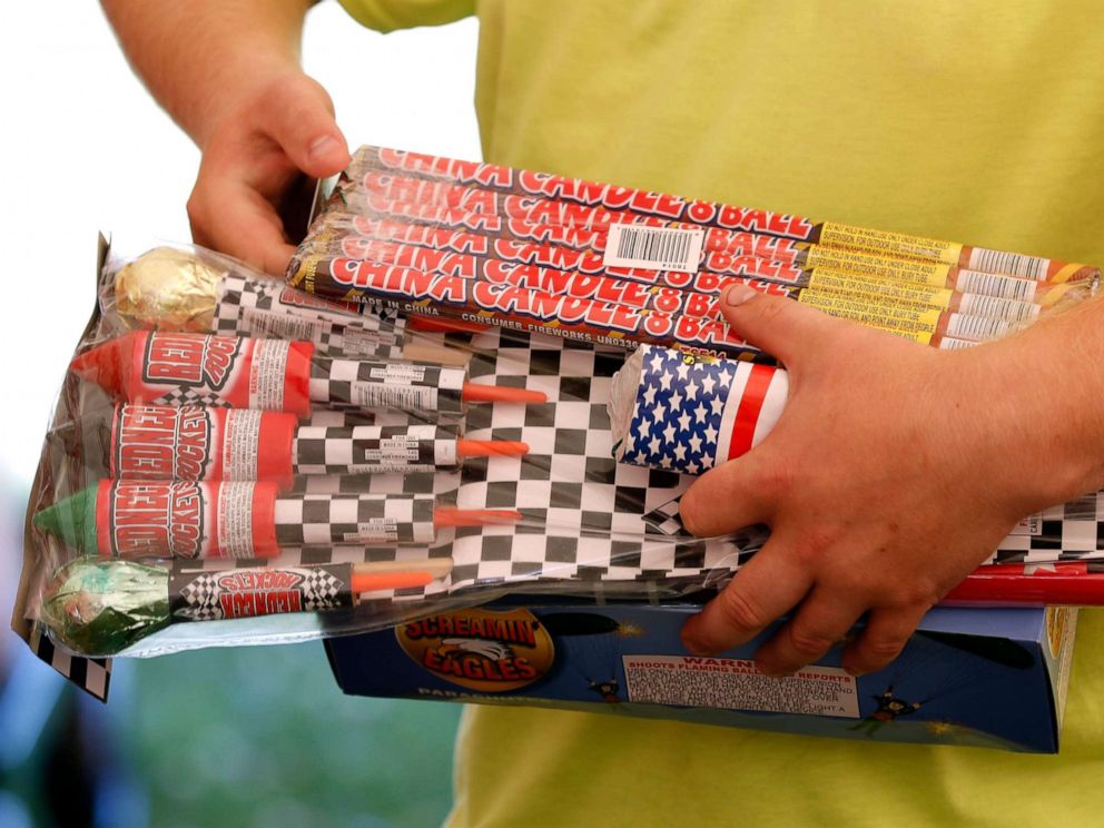 PHOTO: Dans cette photo d'archives, Julian Gibson tient des paquets de feux d'artifice avant de les acheter dans une tente appartenant à l'Iowa Fireworks Company, à Adel, Iowa, le 16 juin 2017.