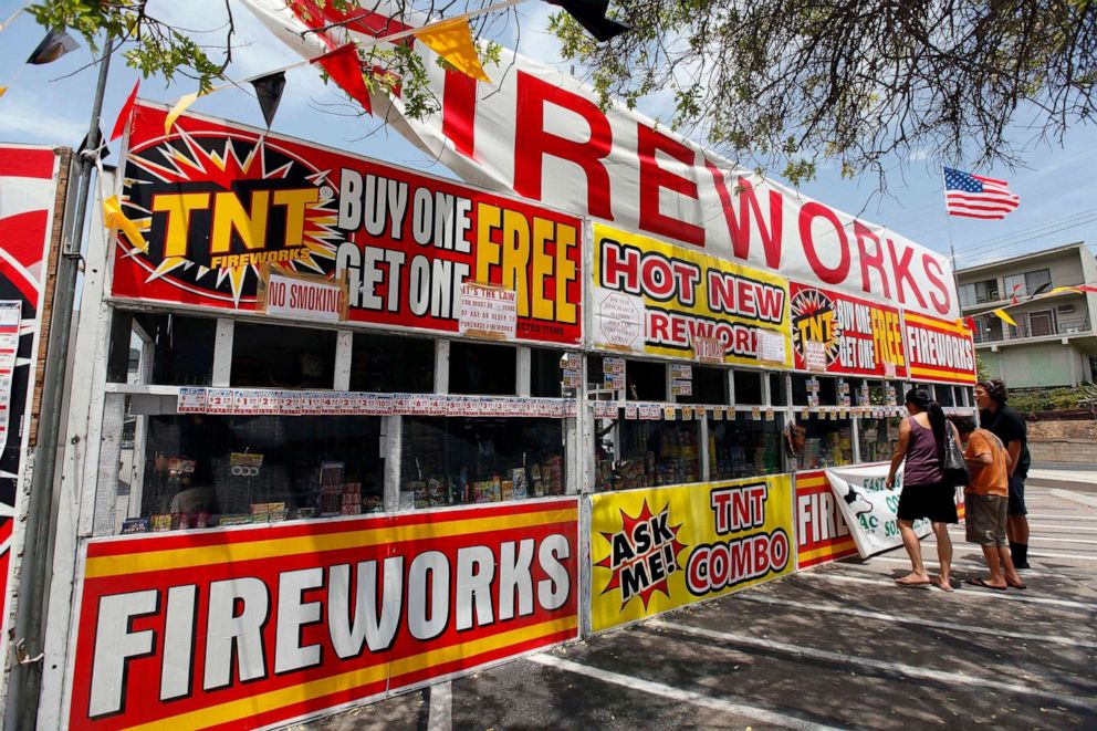 PHOTO: Dans cette photo du 2 juillet 2013, une famille achète des feux d'artifice sur un stand TNT Fireworks à Monterey Park, en Californie.