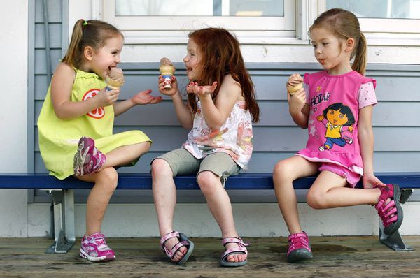 Sur cette photo de fichier, trois filles trouvent un endroit idéal pour partager des cônes de crème glacée. "Data-size =" (largeur minimale: 980 pixels), 539 pixels, (largeur minimale: 600 pixels) 600 pixels, (largeur minimale: 320 pixels) 90vw , 480px