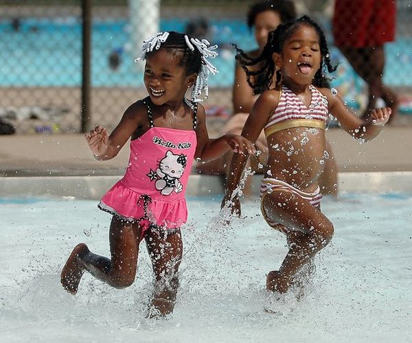 Les filles s'éclaboussent dans une piscine par une journée chaude. "Data-size =" (largeur minimale: 980 pixels), 539 pixels, (largeur minimale: 600 pixels) 600 pixels, (largeur minimale: 320 pixels) 90vw, 480 pixels
