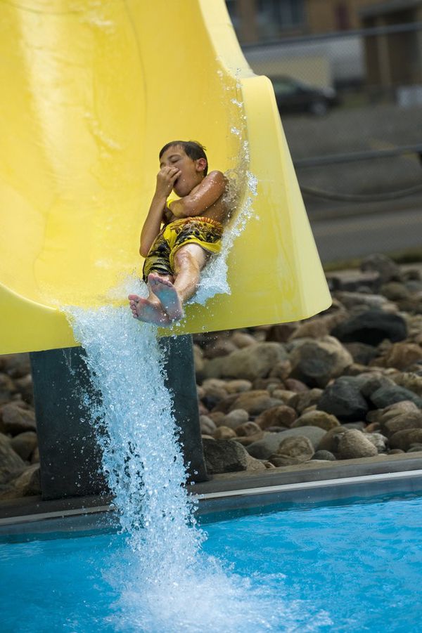 Sur cette photo, un garçon se rafraîchit dans une piscine publique de Grand Rapids. "Data-size =" (largeur minimale: 980 pixels), 539 pixels, (largeur minimale: 600 pixels), 600 pixels, (largeur minimale: 320 pixels) 90vw, 480 pixels