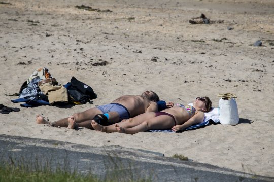 Personnes profitant du temps estival sur la plage de Helens Bay en Irlande du Nord