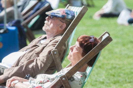 Les Sunseekers profitent du soleil du printemps et de la chaleur de Green Park à l’heure du midi.