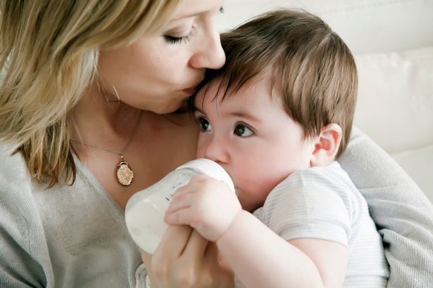 Mère, alimentation, bébé, garçon, bouteille