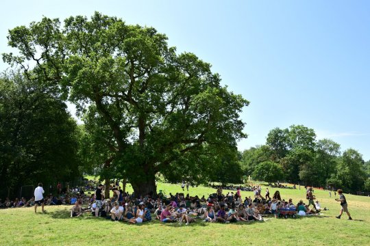 Glastonbury, Angleterre - 29 juin: les festivaliers s'asseoir à l'ombre d'un arbre par temps chaud au cours de la quatrième journée du festival de Glastonbury à Worthy Farm, Pilton le 29 juin 2019 à Glastonbury, en Angleterre. Glastonbury est le plus grand festival de greenfield au monde et attire environ 175 000 personnes. (Photo de Leon Neal / Getty Images)