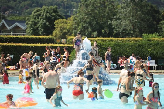 Les gens jouent dans la piscine extérieure et le lido Ilkley dans le West Yorkshire, alors que le Royaume-Uni devrait connaître une journée de juillet sans précédent, avec le mercure qui doit monter au-dessus de 30 ° C (86 ° F). ASSOCIATION DE PRESSE Photo. Date de la photo: mardi 23 juillet 2019. Voir le reportage de PA WEATHER Hot. Le crédit photo devrait se lire comme suit: Danny Lawson / PA Wire