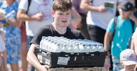 Alamy Live News. W4FTWB Llanelwedd, Builth Wells, Royaume-Uni. 23 juillet 2019. Un jeune homme se bat pour livrer des bouteilles d'eau dans la chaleur intense qui se produit lors du 100e spectacle agricole royal gallois à Llanelwedd, Builth Wells, dans le centre du Pays de Galles. Crédit: James Davies / Alamy Live News Ceci est une image d'Alamy Live News et ne fait peut-être pas partie de votre contrat actuel avec Alamy. En cas de doute, veuillez contacter notre équipe de vente pour vérifier.