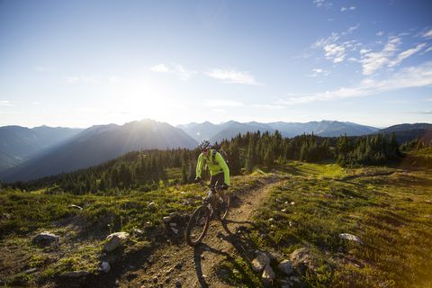 Mt faire du vélo dans les montagnes.