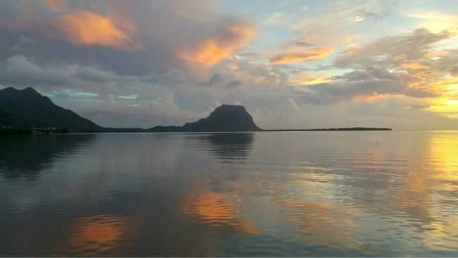 Coucher de soleil dans le lagon sud-ouest sur le Morne coucher de soleil au morne maurice