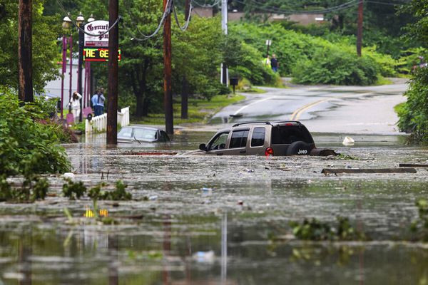 Deux voitures ont été vues submergées par les eaux de crue le long de la route 130 à Penn Hills, en Pennsylvanie, jeudi 11 juillet 2019. Le Service météorologique national a émis des avertissements d'inondation soudaine pour certaines parties des comtés d'Allegheny et de Westmoreland jeudi, et la pluie devrait se poursuivre pendant toute la journée. journée. (Stephanie Strasburg / Pittsburgh Post-Gazette via AP)