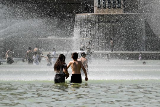 Les gens se calment aux fontaines du Trocadéro, à Paris, le 22 juillet 2019. - Les parisiens se préparaient le 22 juillet 2019 à faire face aux températures les plus chaudes de la capitale française cette semaine avec une nouvelle vague de chaleur sur le nord de l'Europe qui pourrait établir des records plusieurs pays. (Photo: ALAIN JOCARD / AFP) ALAIN JOCARD / AFP / Getty Images