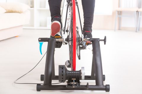 Homme sur vélo formateur