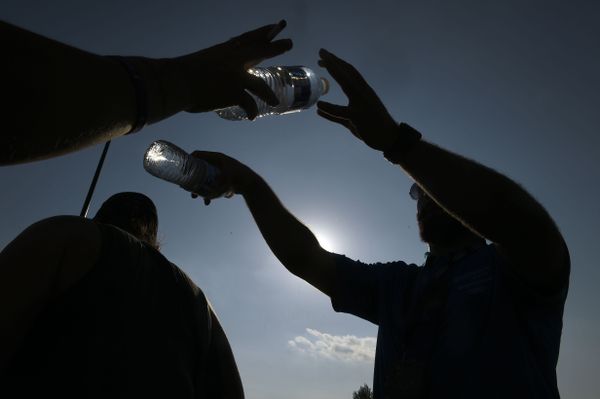 Des bouteilles d’eau sont distribuées lors du concert de Brad Paisley à l’amphithéâtre St. Joseph’s Health à Lakeview en juin 2018. Dennis Nett, dnett@syracuse.com