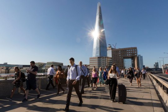 Les navetteurs se rendent au travail à travers le pont de Londres pendant que le soleil se reflète sur le London Shard à Londres, en Angleterre, le 3 août 2018, par temps chaud et ensoleillé, alors que la vague de chaleur se poursuit dans la capitale et en Europe. (photo de Vickie Flores / Dans Images via Getty Images)