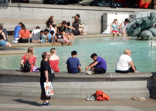 Obligatoire Crédit: Photo de Jack Dredd / REX (10345832d) Des Londoniens profitant du soleil dans les fontaines de Trafalgar Square. Climat saisonnier, London, UK - 23 juil. 2019