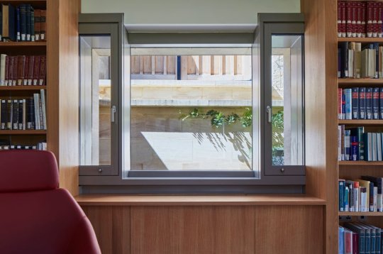 Fenêtre et étagère à livres dans la bibliothèque à longue paroi. Longwall Library, Oxford, Royaume-Uni. Architecte: Wright & Wright Architects LLP, 2016. (Photo: Dennis Gilbert / Voir Images / Groupe Universal Images via Getty Images)