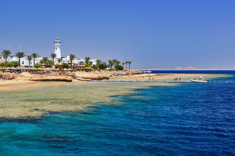 Plage et récif à Ras Nasrani, Charm el-Cheikh © Ian Woolcock - Fotolia.com "name =" Plage et récif à Ras Nasrani, Charm el-Cheikh © Ian Woolcock - Fotolia.com "/>
 
<figcaption>Plage et récif à Ras Nasrani, Charm el-Cheikh © Ian Woolcock – Fotolia.com</figcaption></figure>
<p>Sans surprise, <strong>Egypte</strong> reste en tête des destinations où les conditions météorologiques sont les meilleures – certains diront même que c’est l’un des meilleurs moments pour visiter.</p>
<p>Stations à travers <strong>Charm el Cheikh</strong> voir chaleur et humidité modérées, des températures allant jusqu'à 30 ° C pendant la journée tout en tombant à environ 20 ° C la nuit, et des températures de mer douces à 27 ° C. Il y a 10 heures de soleil, avec un ciel assez dégagé, même si les rayons UV sont toujours très élevés, donc il faut être prudent.</p>
<figure><img decoding=