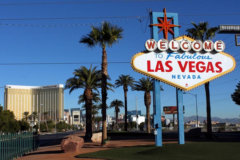 Las Vegas en octobre © Prayitno - Flickr Creative Commons "name =" Las Vegas en octobre © Prayitno - Flickr Creative Commons "/>
 
<figcaption>Las Vegas en octobre © Prayitno – Flickr Creative Commons</figcaption></figure>
<p>Partir à l'ouest de la <strong>Etats-Unis</strong>, l’atmosphère séduisante de Sin City n’attend que d’être explorée et octobre est l’un des meilleurs moments pour partir. Situé dans le désert du Nevada, le mois d’octobre à Las Vegas est chaud avec une abondance de soleil, environ 10 heures par heure, une chaleur et une humidité faibles et des températures diurnes pouvant atteindre 27 ° C.</p>
<p>En véritable climat désertique, il tombe à environ 12 ° C après le crépuscule. Plus frais que l'été, plus chaud que l'hiver, <strong>Las Vegas</strong> Octobre est un vrai régal.</p>
<p>Pour quelque chose d'un peu plus exotique, les rivages de <strong>Zanzibar</strong> offrent un temps vraiment idyllique avec beaucoup de soleil et des températures dans les années trente.</p>
<p>La mer est douce à 26 ° C, alors que la chaleur et l'humidité sont élevées, mais attention aux UV extrêmes. D'une manière générale, Zanzibar est un délice en octobre et sa météo en fait une destination de vacances idéale à la plage.</p>
<figure><img decoding=