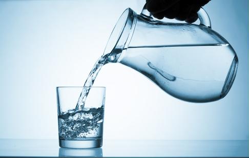 La déshydratation est un risque dangereux en été - assurez-vous que votre proche boit beaucoup d'eau lorsqu'il fait chaud. 