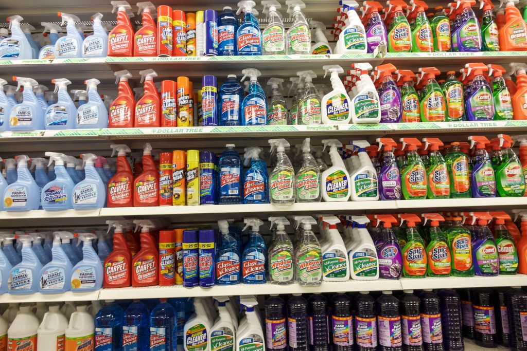 Etagères de produits d'entretien 