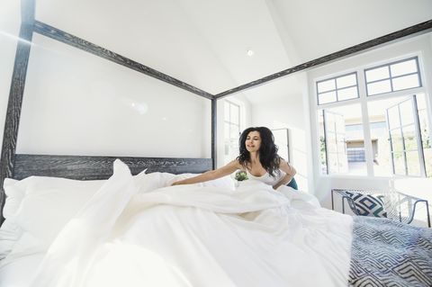 Hispanique, femme, organisation, couette, lit