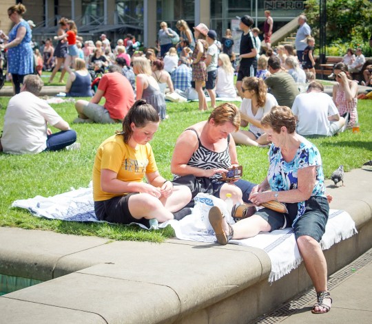 Les gens s'assoient au Peace Gardens dans le centre-ville de Sheffield