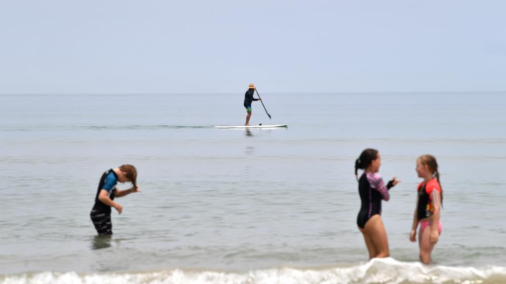 Les amateurs de plage se rafraîchissent sur la plage d'Aldinga à Adélaïde. Image: Image AAP / David Mariuz