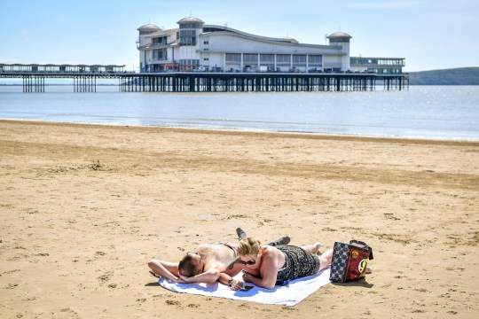 Les gens se détendent sur la plage de Weston-super-Mare alors que le Royaume-Uni profite d'un temps chaud.