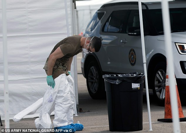 Le temps plus chaud n'empêchera probablement pas le système de santé américain d'être submergé. Sur la photo: un membre de la Garde nationale en Floride dépouille son EPI sur un site de test COVID-19