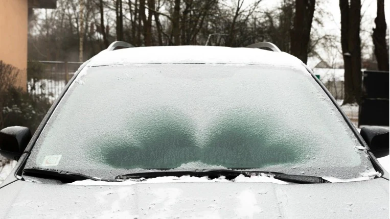 Dégivrage du pare-brise de la voiture après le démarrage du moteur à distance