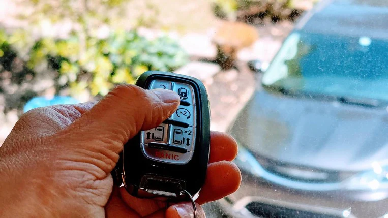 Démarrage du moteur à distance par temps chaud depuis l'intérieur de la maison.