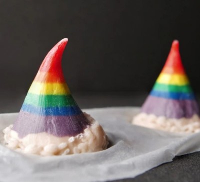deux cornes arc-en-ciel prothétiques.  ils sont assez courts et mignons