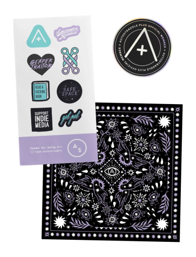 une image montrant le pack d'autocollants de niveau argent, l'autocollant holographique officiel du membre A+ et le bandana A+ qui présente un design gay lavande et blanc avec des mains, des roses et des yeux sur un bandana noir