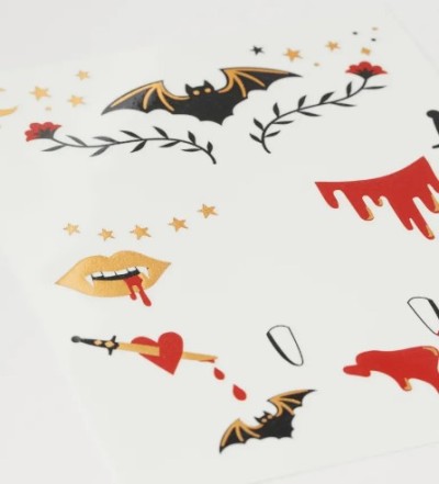 plusieurs tatouages ​​temporaires fantasmagoriques de H&M avec des motifs tels que des chauves-souris, des roses épineuses et des crocs de vampire sanglants